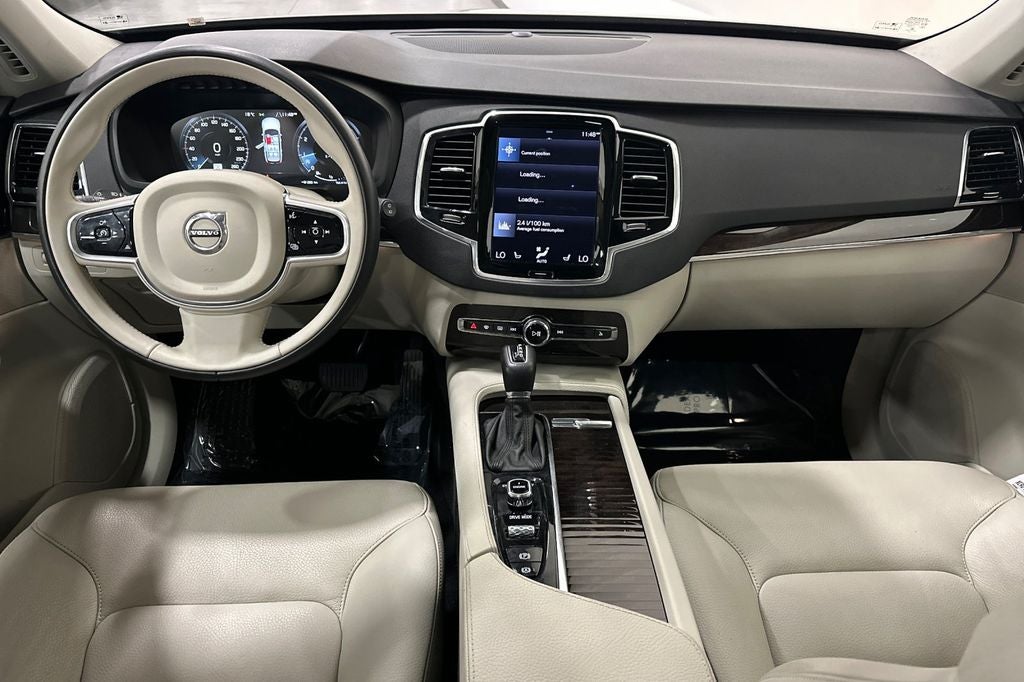 2017 Volvo XC90 T6 Momentum