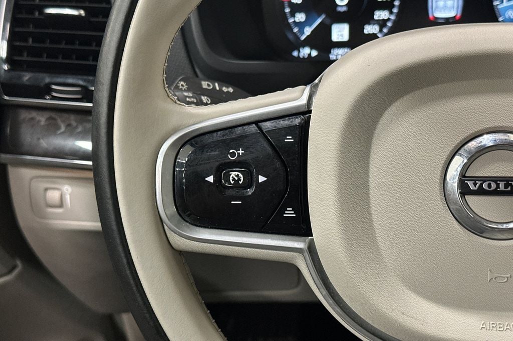 2017 Volvo XC90 T6 Momentum