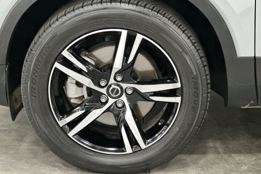 2024 Volvo XC40 B5 Core