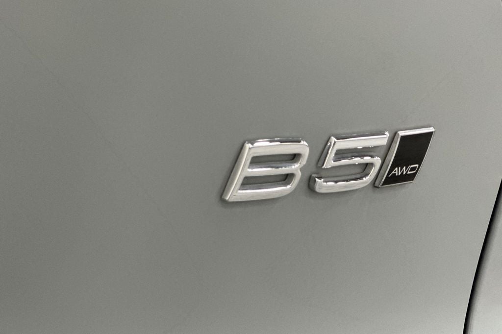 2024 Volvo XC40 B5 Core