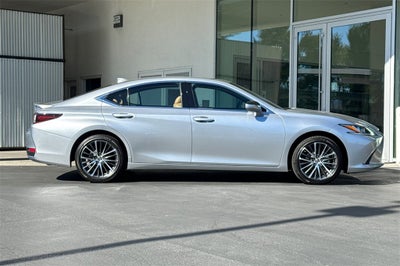 2023 Lexus ES 300h
