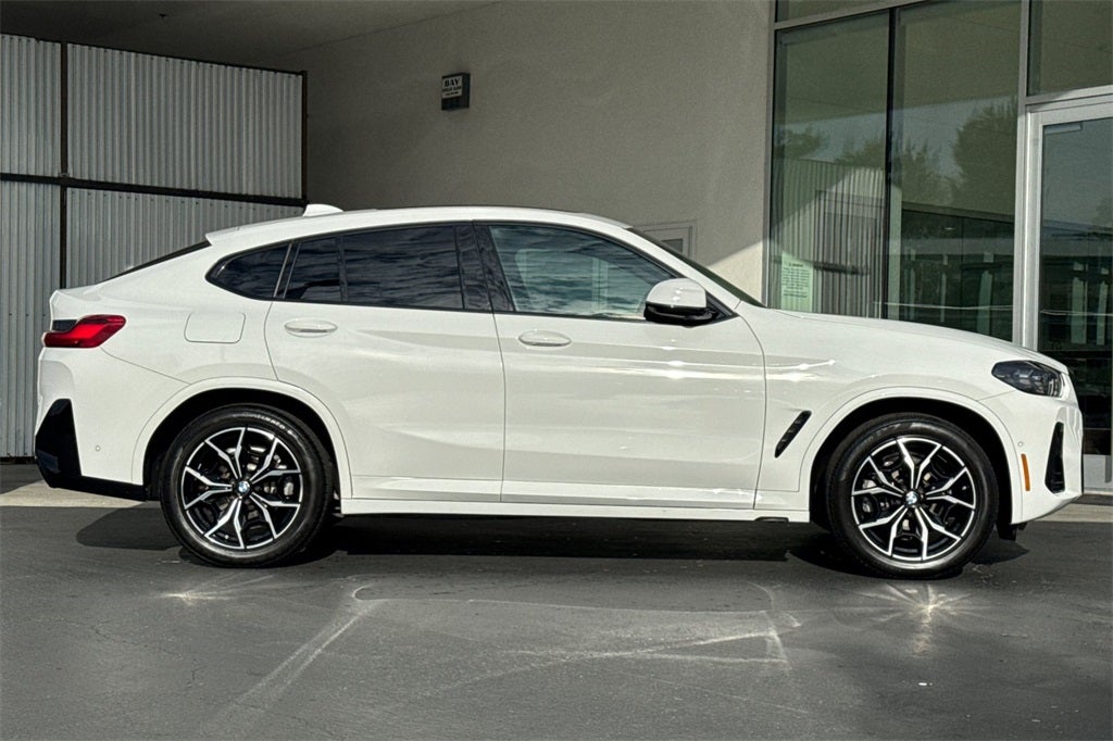 2025 BMW X4 xDrive30i