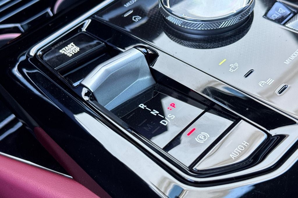 2025 BMW 5 Series 550e xDrive