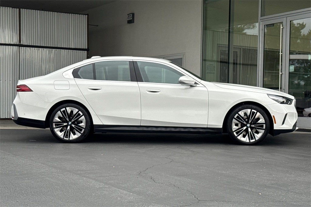2025 BMW 5 Series 530i