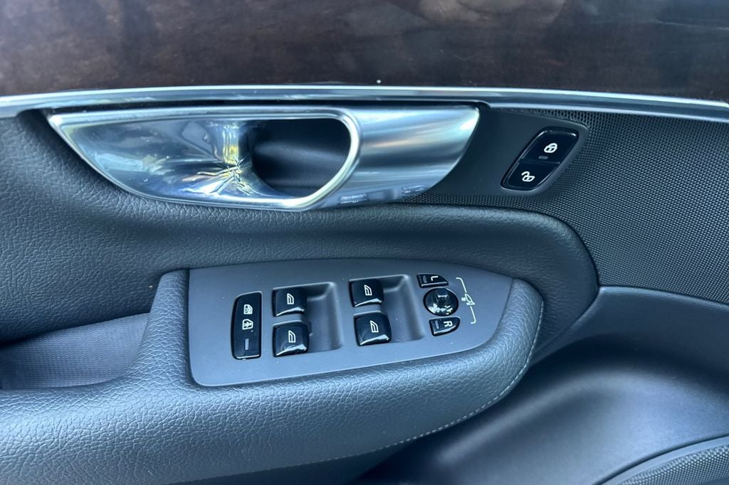 2017 Volvo XC90 T6 Momentum