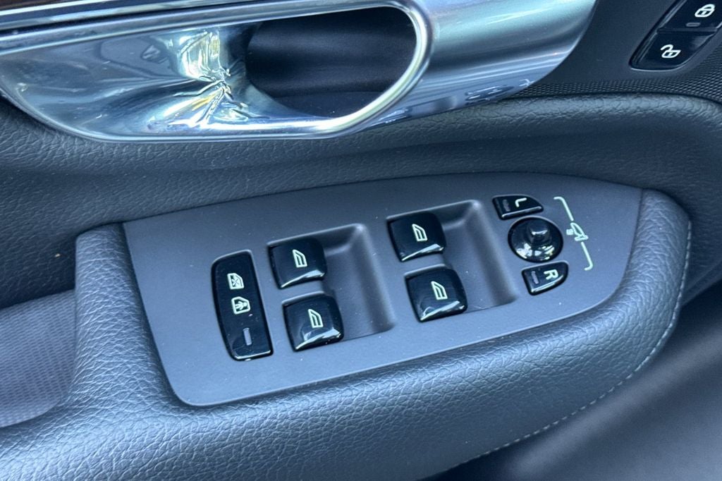 2017 Volvo XC90 T6 Momentum