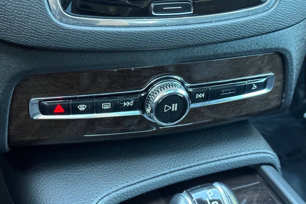 2017 Volvo XC90 T6 Momentum