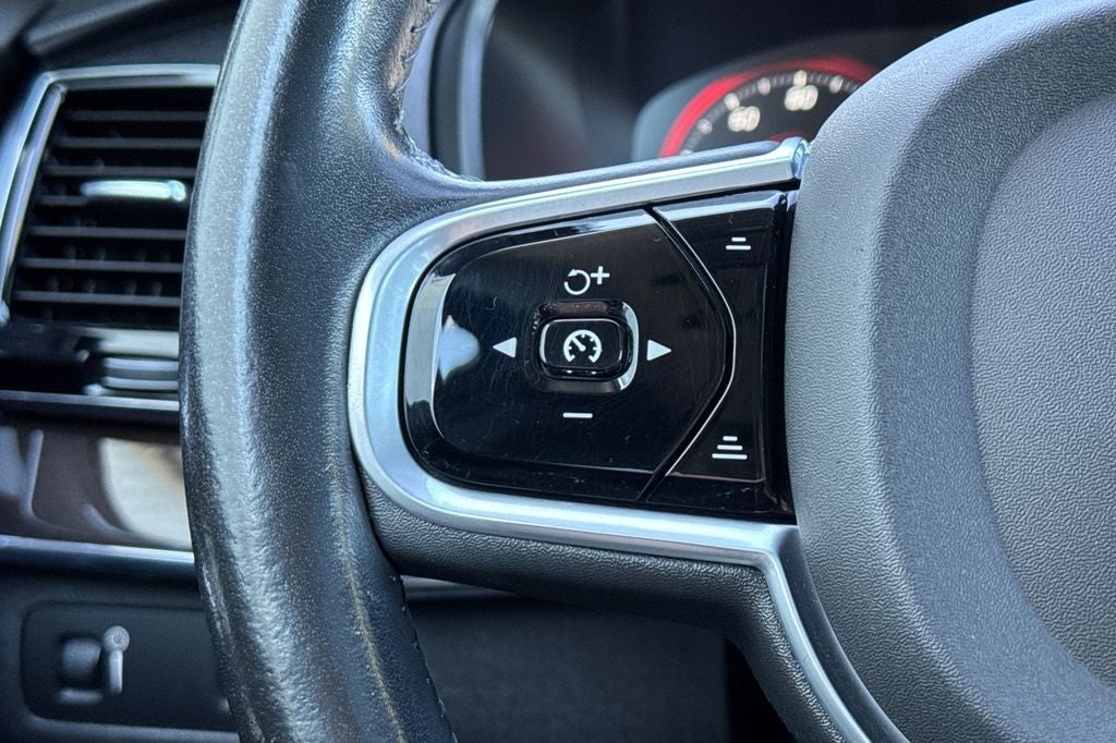 2017 Volvo XC90 T6 Momentum