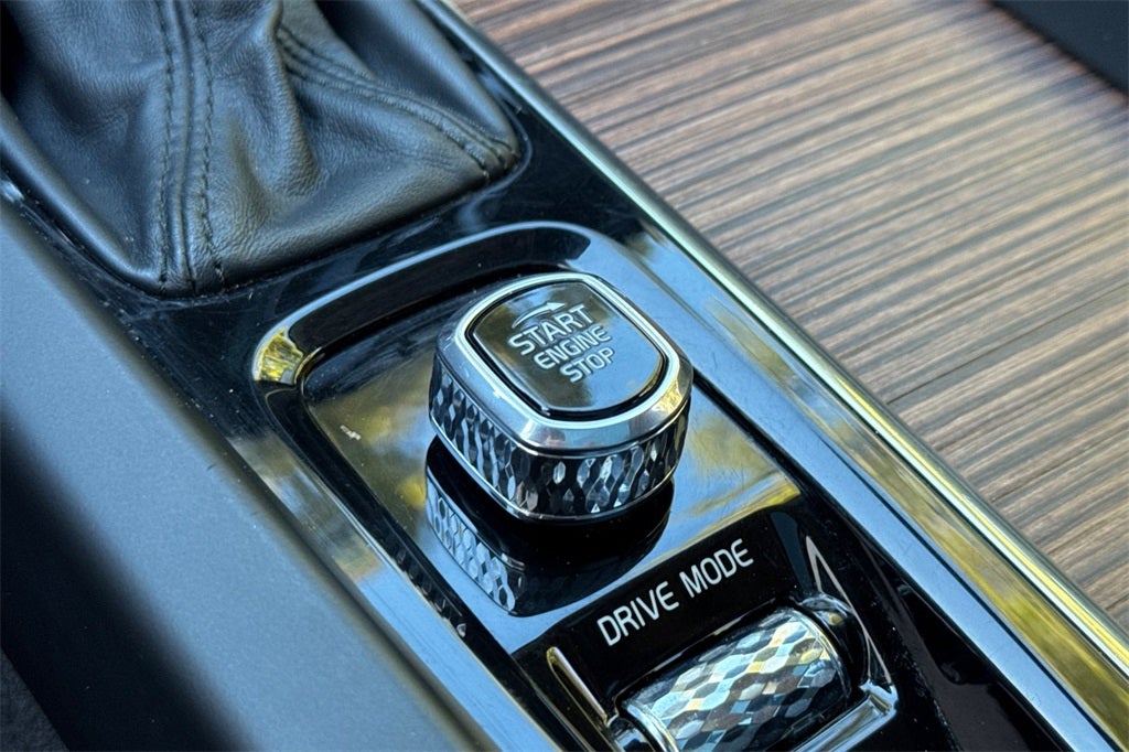 2021 Volvo XC60 T6 Momentum