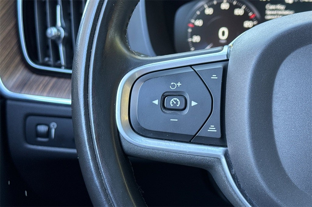 2021 Volvo XC60 T6 Momentum