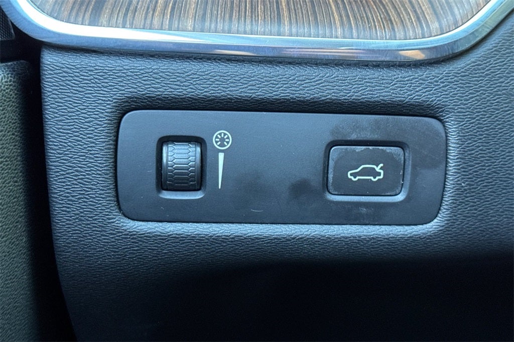 2021 Volvo XC60 T6 Momentum