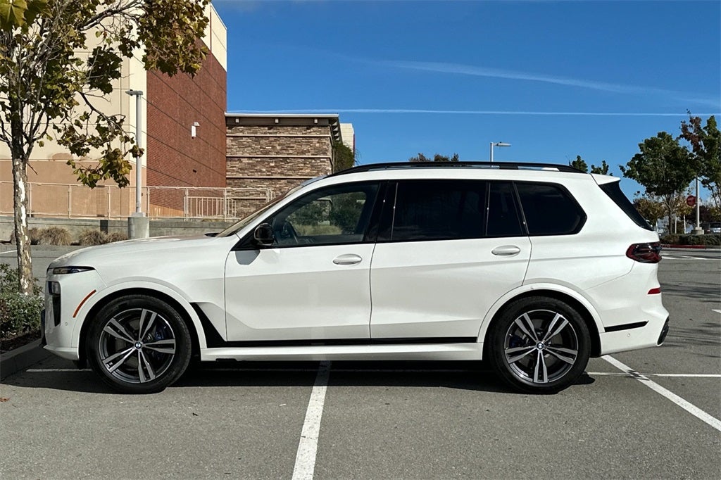 2025 BMW X7 M60i