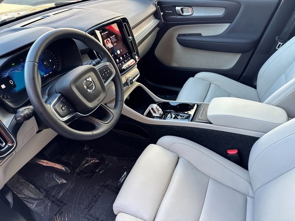 2025 Volvo XC40 B5 Ultra Dark Theme