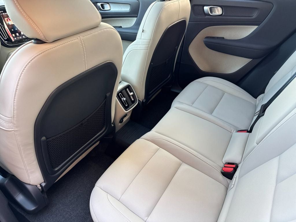 2025 Volvo XC40 B5 Ultra Dark Theme