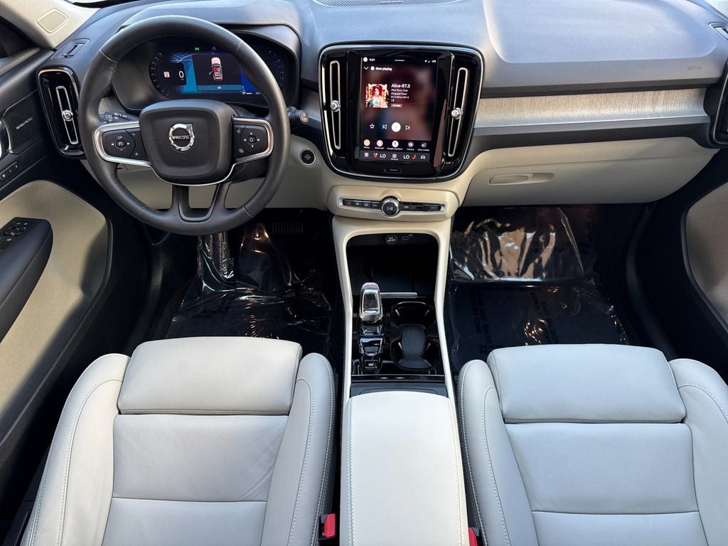 2025 Volvo XC40 B5 Ultra Dark Theme
