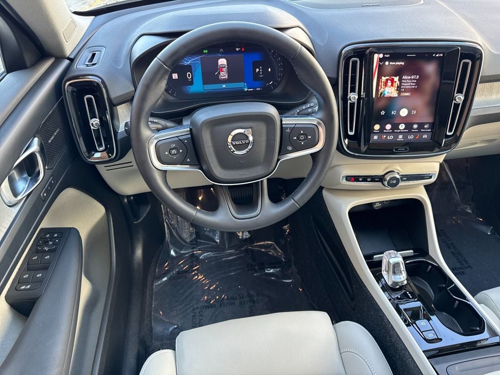 2025 Volvo XC40 B5 Ultra Dark Theme