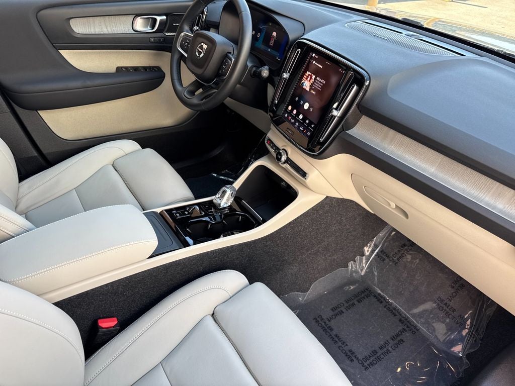 2025 Volvo XC40 B5 Ultra Dark Theme