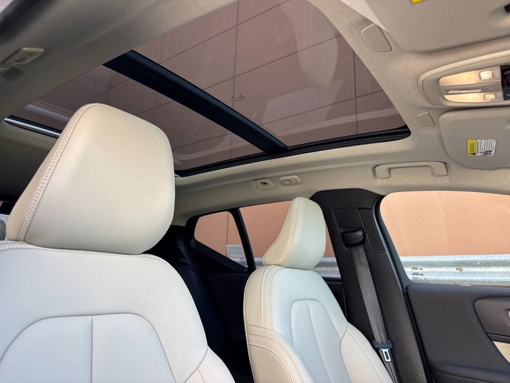 2025 Volvo XC40 B5 Ultra Dark Theme