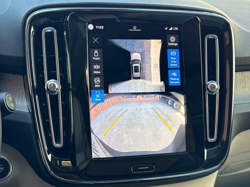 2025 Volvo XC40 B5 Ultra Dark Theme