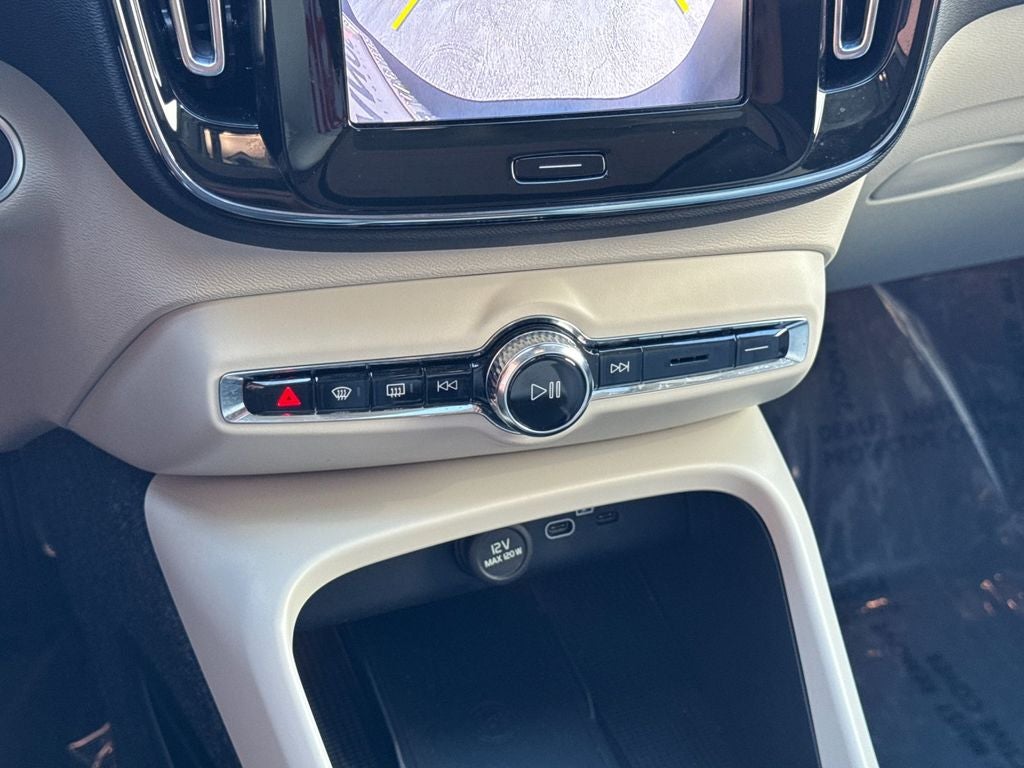 2025 Volvo XC40 B5 Ultra Dark Theme