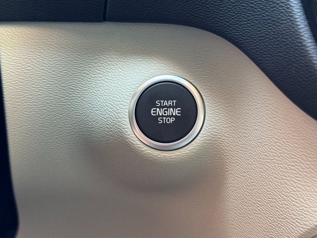 2025 Volvo XC40 B5 Ultra Dark Theme