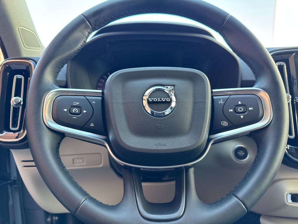 2025 Volvo XC40 B5 Ultra Dark Theme