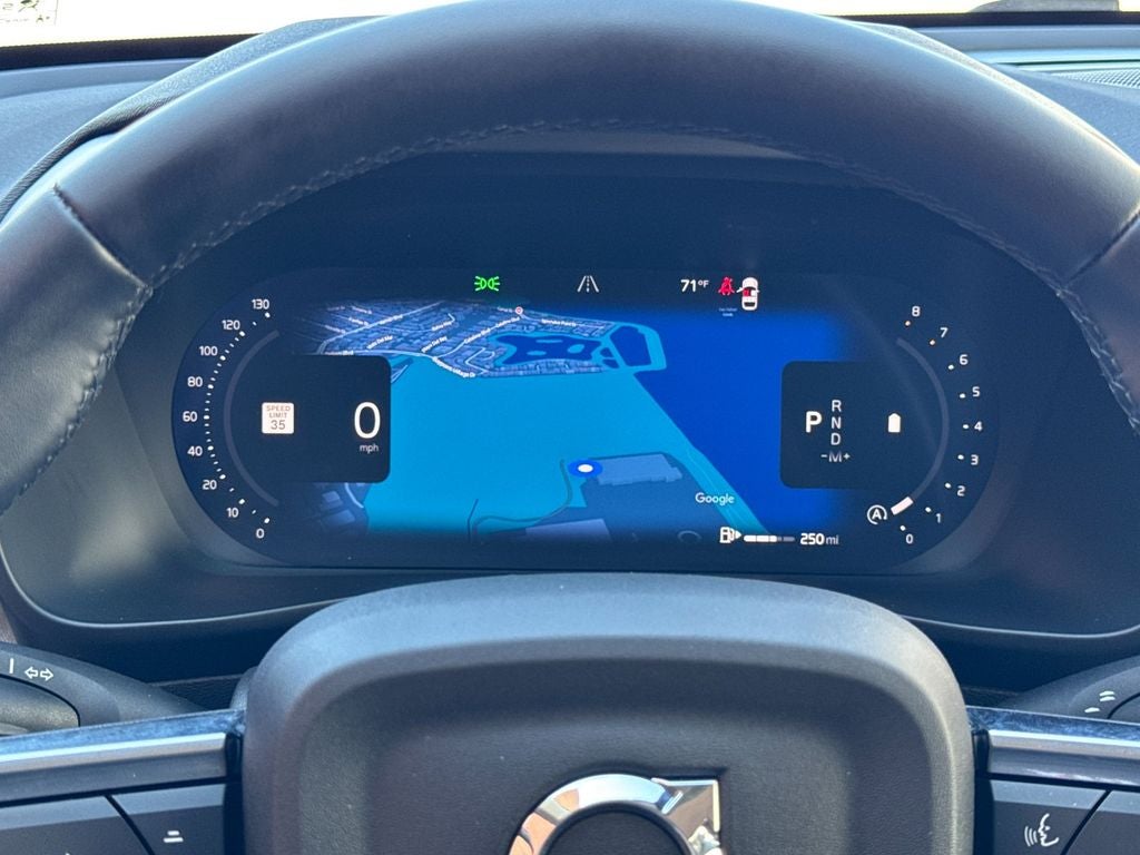 2025 Volvo XC40 B5 Ultra Dark Theme