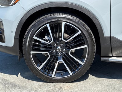 2025 Volvo XC40 B5 Ultra Dark Theme