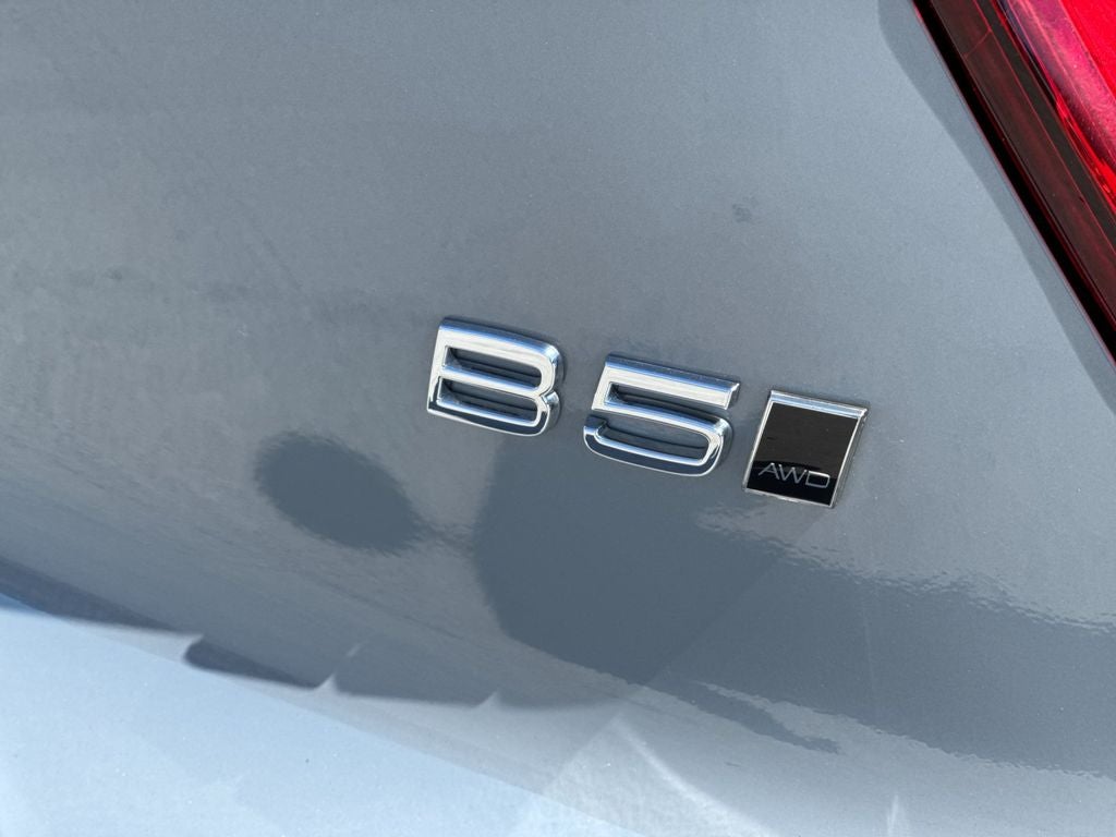 2025 Volvo XC40 B5 Ultra Dark Theme