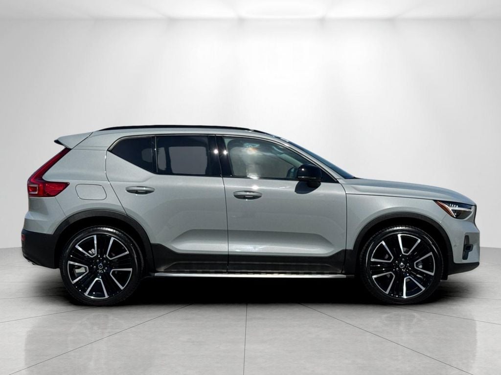 2025 Volvo XC40 B5 Ultra Dark Theme