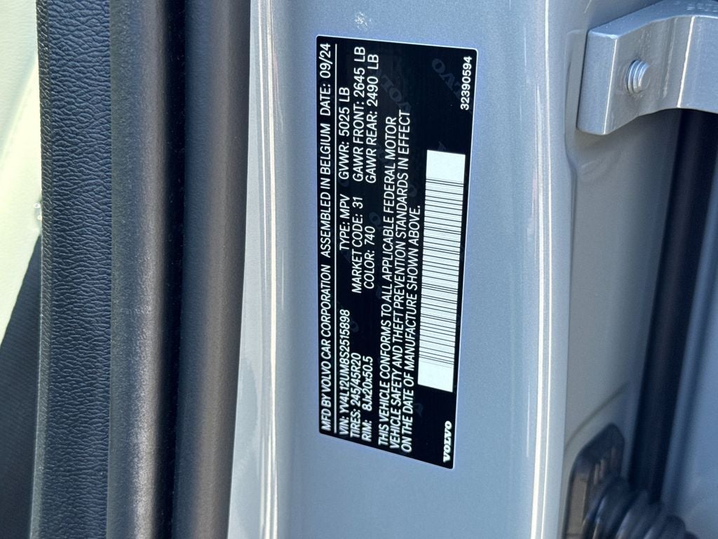 2025 Volvo XC40 B5 Ultra Dark Theme