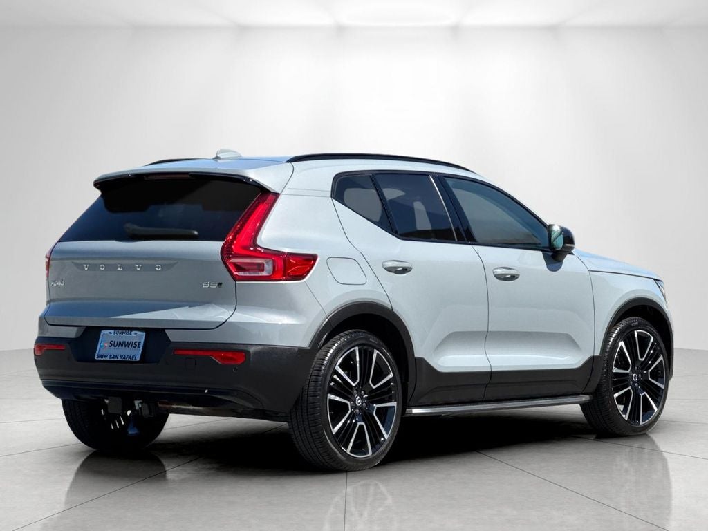 2025 Volvo XC40 B5 Ultra Dark Theme