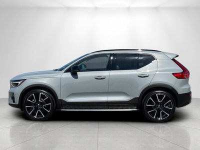 2025 Volvo XC40 B5 Ultra Dark Theme