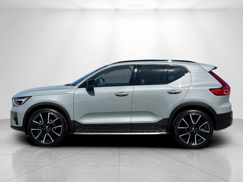 2025 Volvo XC40 B5 Ultra Dark Theme