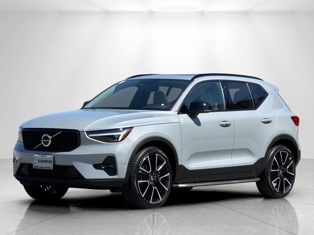 2025 Volvo XC40 B5 Ultra Dark Theme
