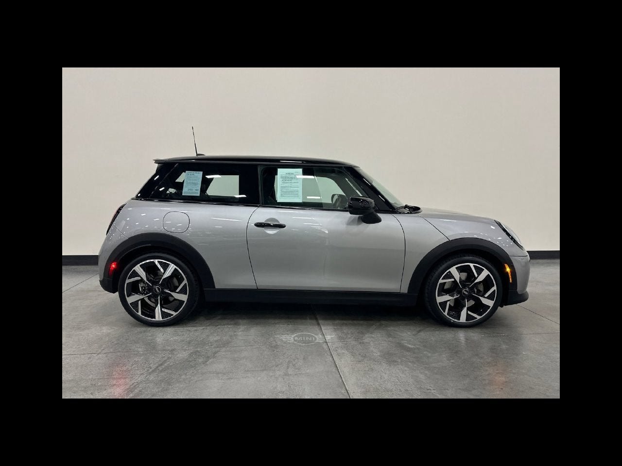 2025 MINI HARDTOP 2 DOOR Iconic